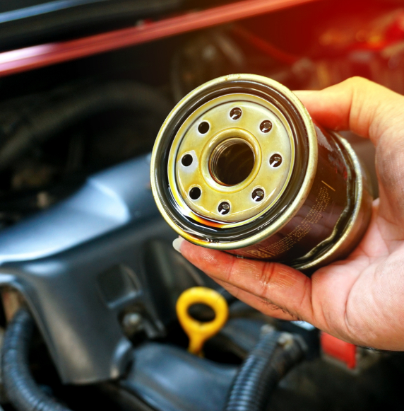 Auto mechanic change oil filter